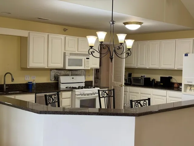 $2,300 | 2020 St Regis Drive, Unit 607, Lombard, IL 60148