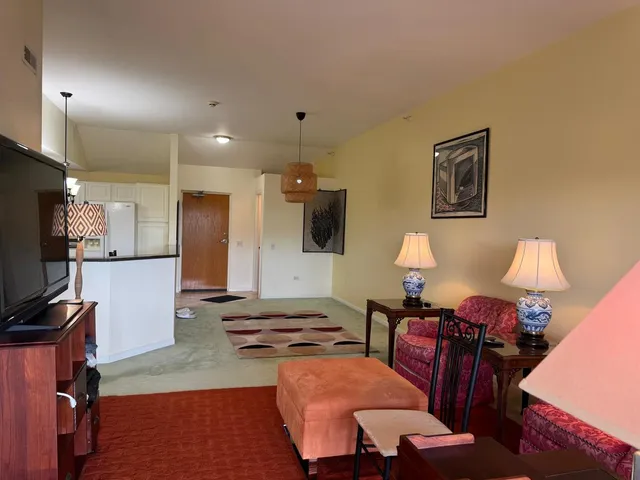 $2,300 | 2020 St Regis Drive, Unit 607, Lombard, IL 60148