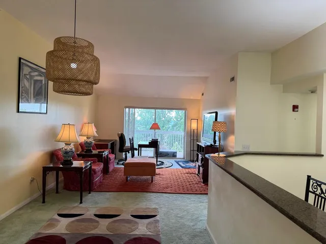 $2,300 | 2020 St Regis Drive, Unit 607, Lombard, IL 60148