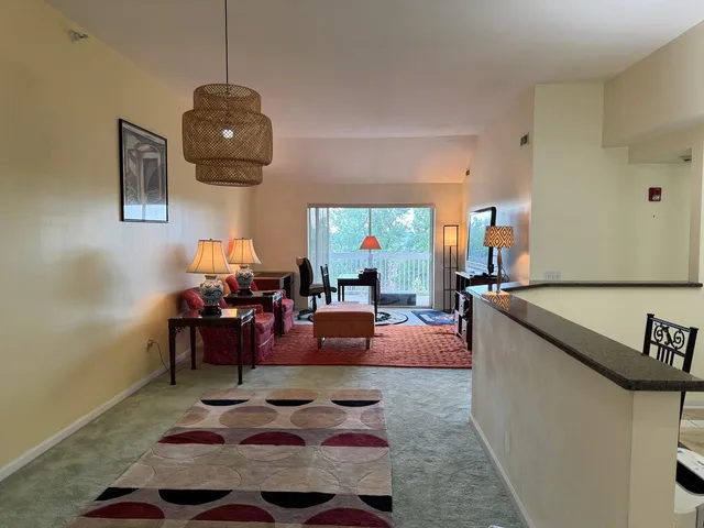 $2,300 | 2020 St Regis Drive, Unit 607, Lombard, IL 60148