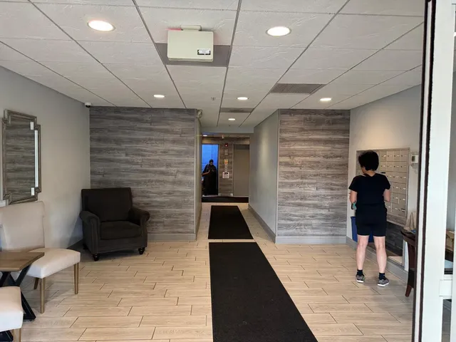 $2,300 | 2020 St Regis Drive, Unit 607, Lombard, IL 60148