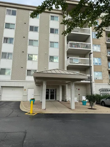 $2,300 | 2020 St Regis Drive, Unit 607, Lombard, IL 60148