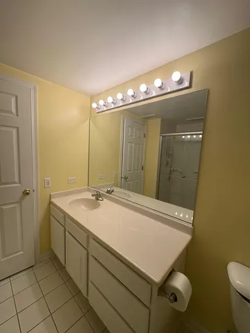 $2,300 | 2020 St Regis Drive, Unit 607, Lombard, IL 60148