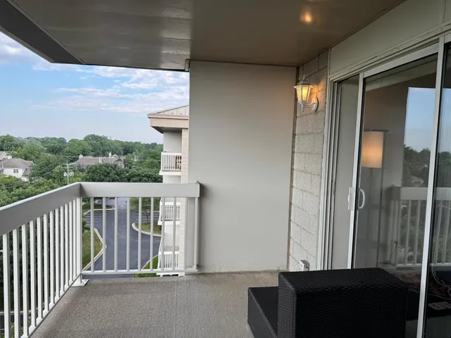$2,300 | 2020 St Regis Drive, Unit 607, Lombard, IL 60148