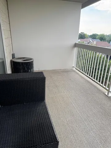 $2,300 | 2020 St Regis Drive, Unit 607, Lombard, IL 60148