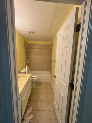 $2,300 | 2020 St Regis Drive, Unit 607, Lombard, IL 60148