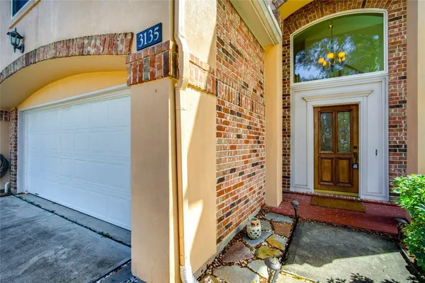 a view of entryway with a front door