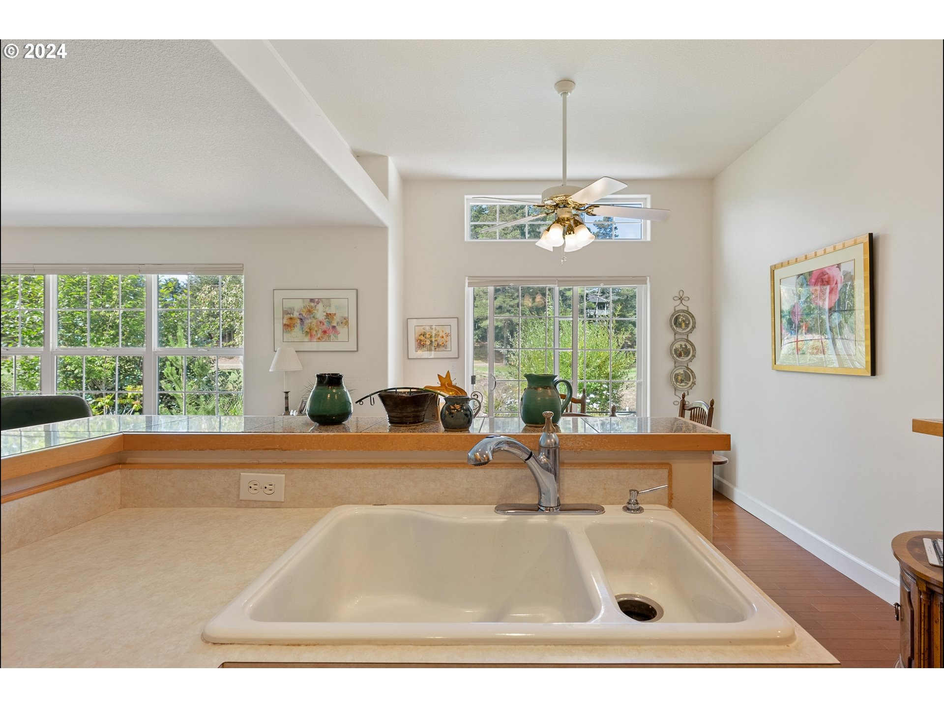 3 Waterford Downs Florence, OR 97439 - Photo 21 of 46 a bathroom with a sink a large mirror and a bathtub