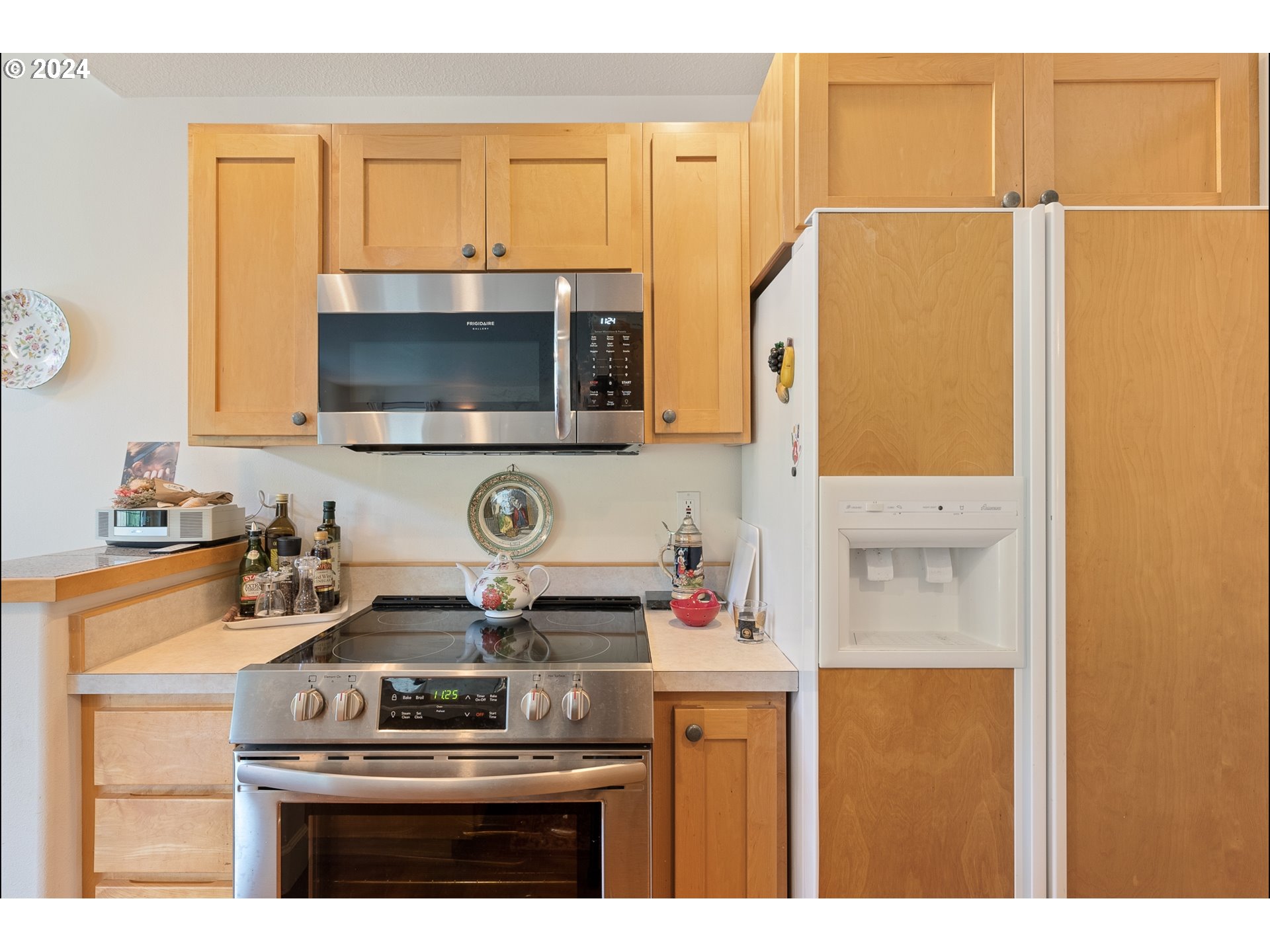 3 Waterford Downs Florence, OR 97439 - Photo 22 of 46 a kitchen with a stove and a microwave