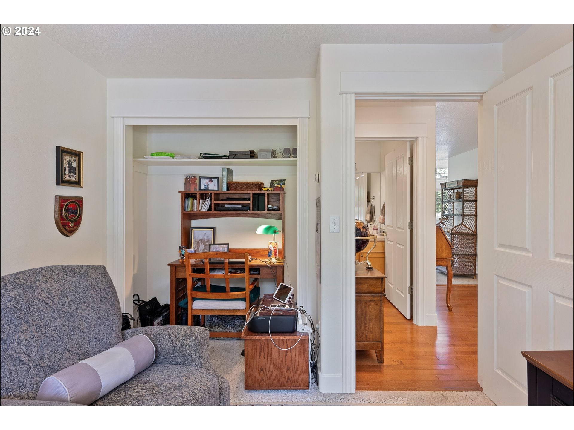 3 Waterford Downs Florence, OR 97439 - Photo 29 of 46 a living room with furniture and a book shelf