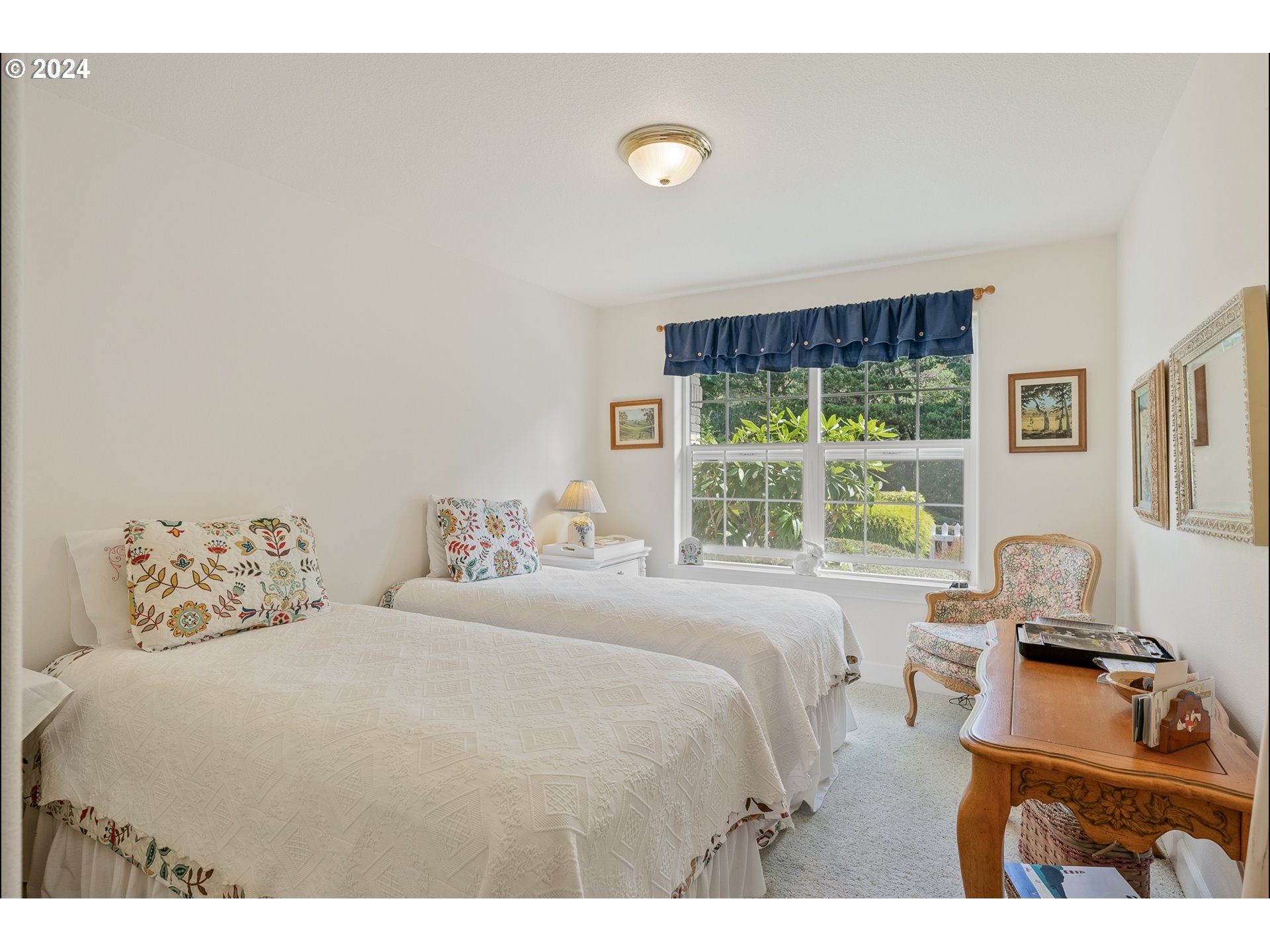 3 Waterford Downs Florence, OR 97439 - Photo 31 of 46 a bedroom with a bed and a large window