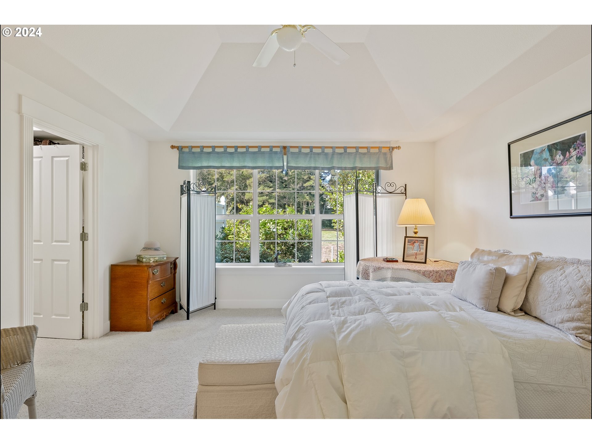 3 Waterford Downs Florence, OR 97439 - Photo 38 of 46 a bedroom with a large bed and a couch