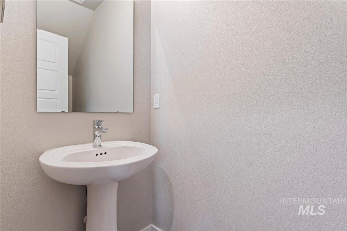 2517 East Goldstone Street Meridian, ID 83642 - Photo 17 of 22 Bathroom featuring a textured wall