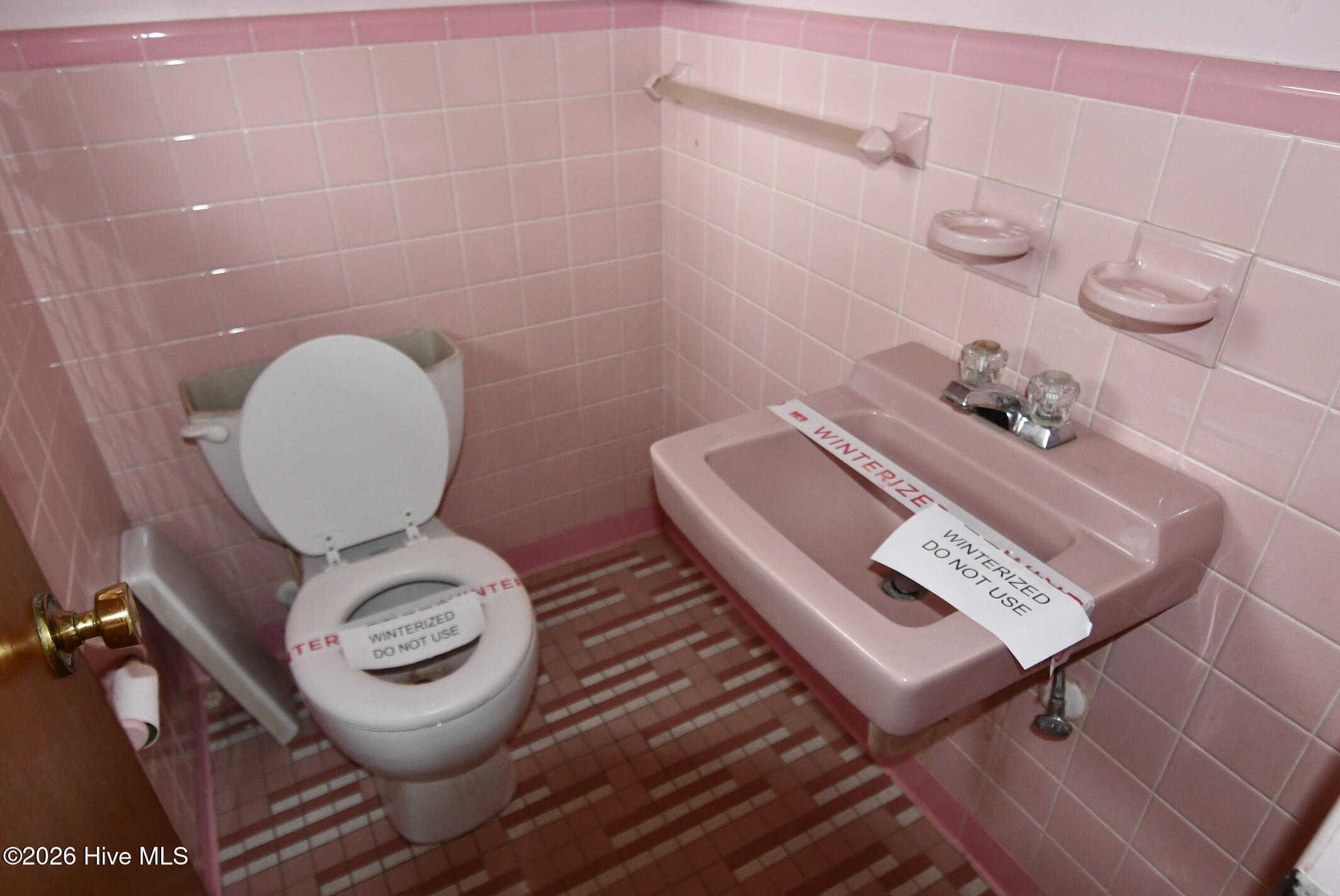 1692 Murray Circle Kinston, NC 28501 - Photo 14 of 23 Primary Vintage Tile Half Bathroom