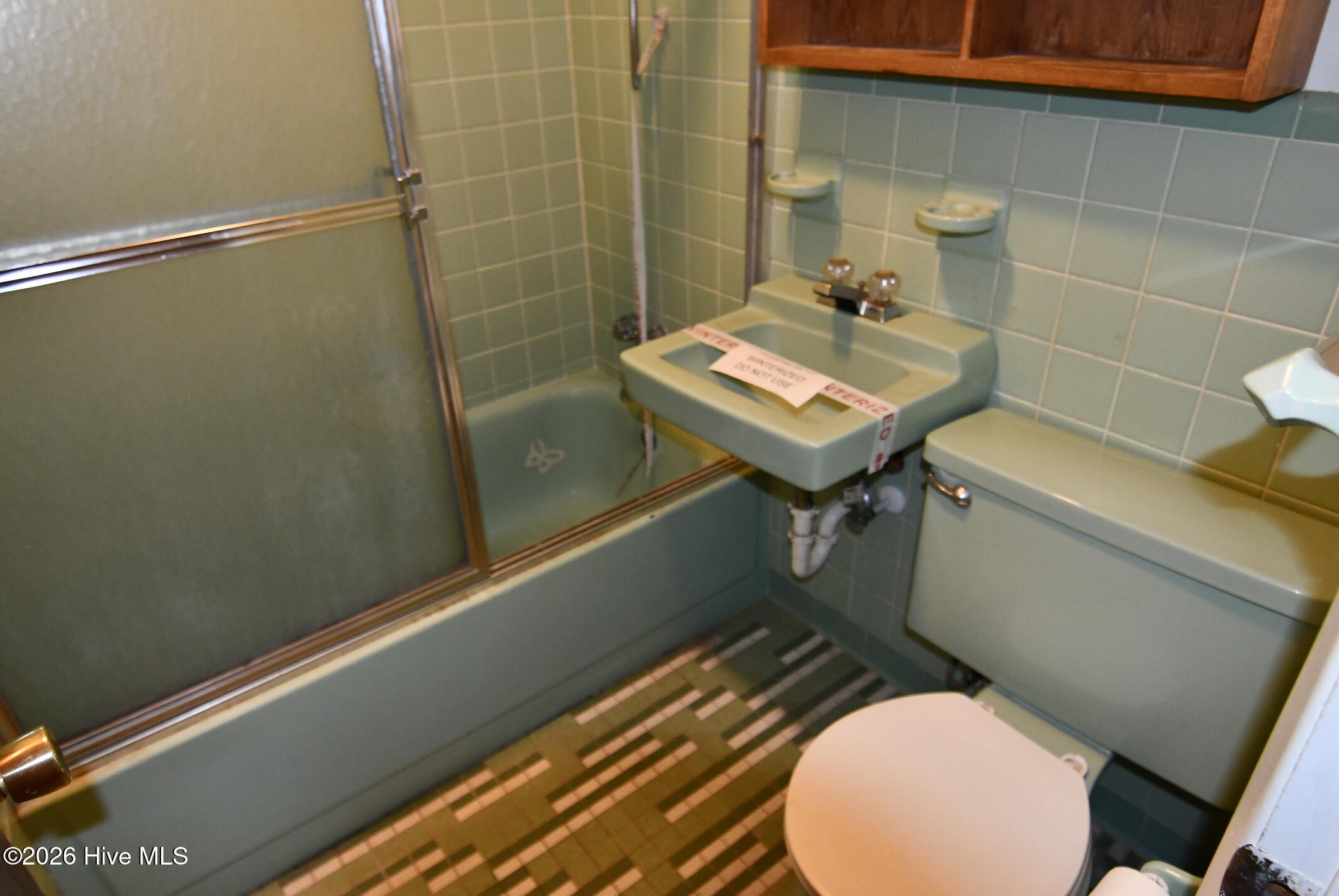 1692 Murray Circle Kinston, NC 28501 - Photo 18 of 23 Vintage Tile Full Bathroom