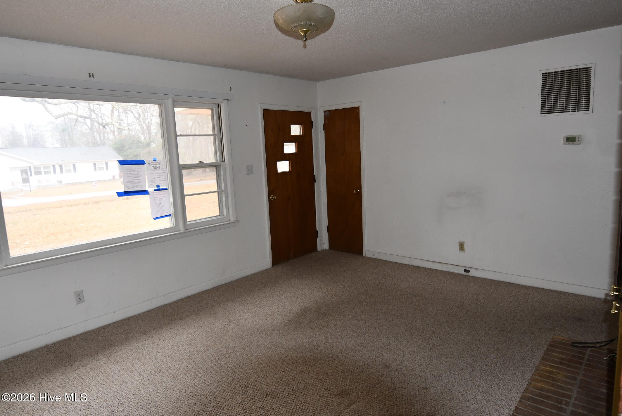 1692 Murray Circle Kinston, NC 28501 - Photo 3 of 23 Living Room