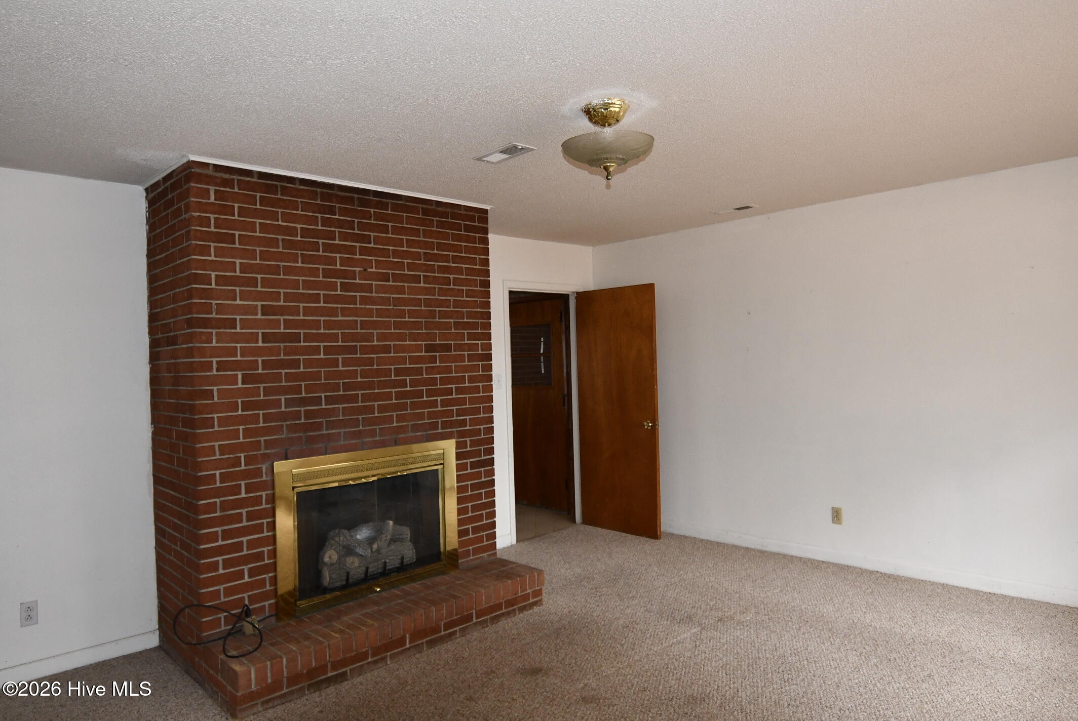 1692 Murray Circle Kinston, NC 28501 - Photo 5 of 23 Living Room