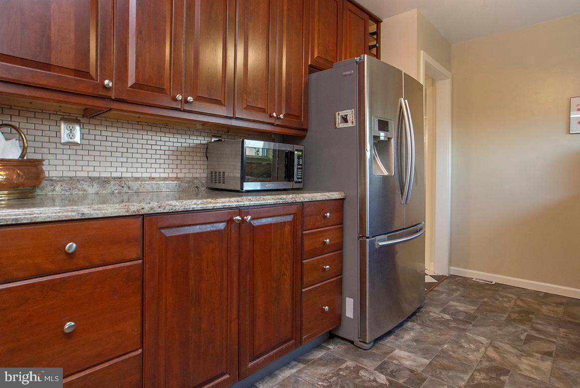 Kitchen w/cherry cabinets