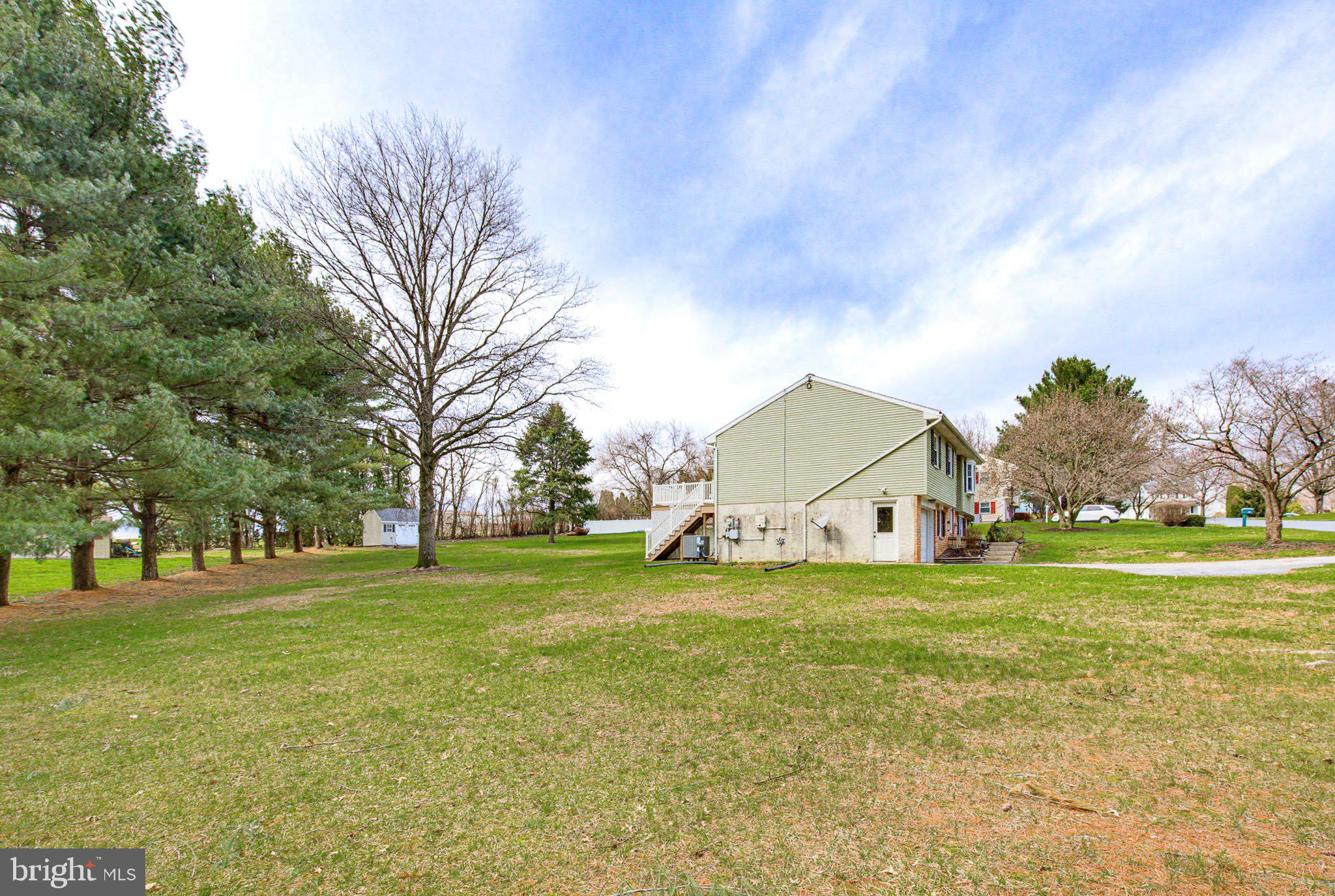 662 Bedington Circle Manheim, PA 17545 - Photo 36 of 43 Side Yard