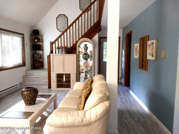 210 Hummingbird Trail Bushkill, PA 18324 - Photo 12 of 28 Livingroom v3