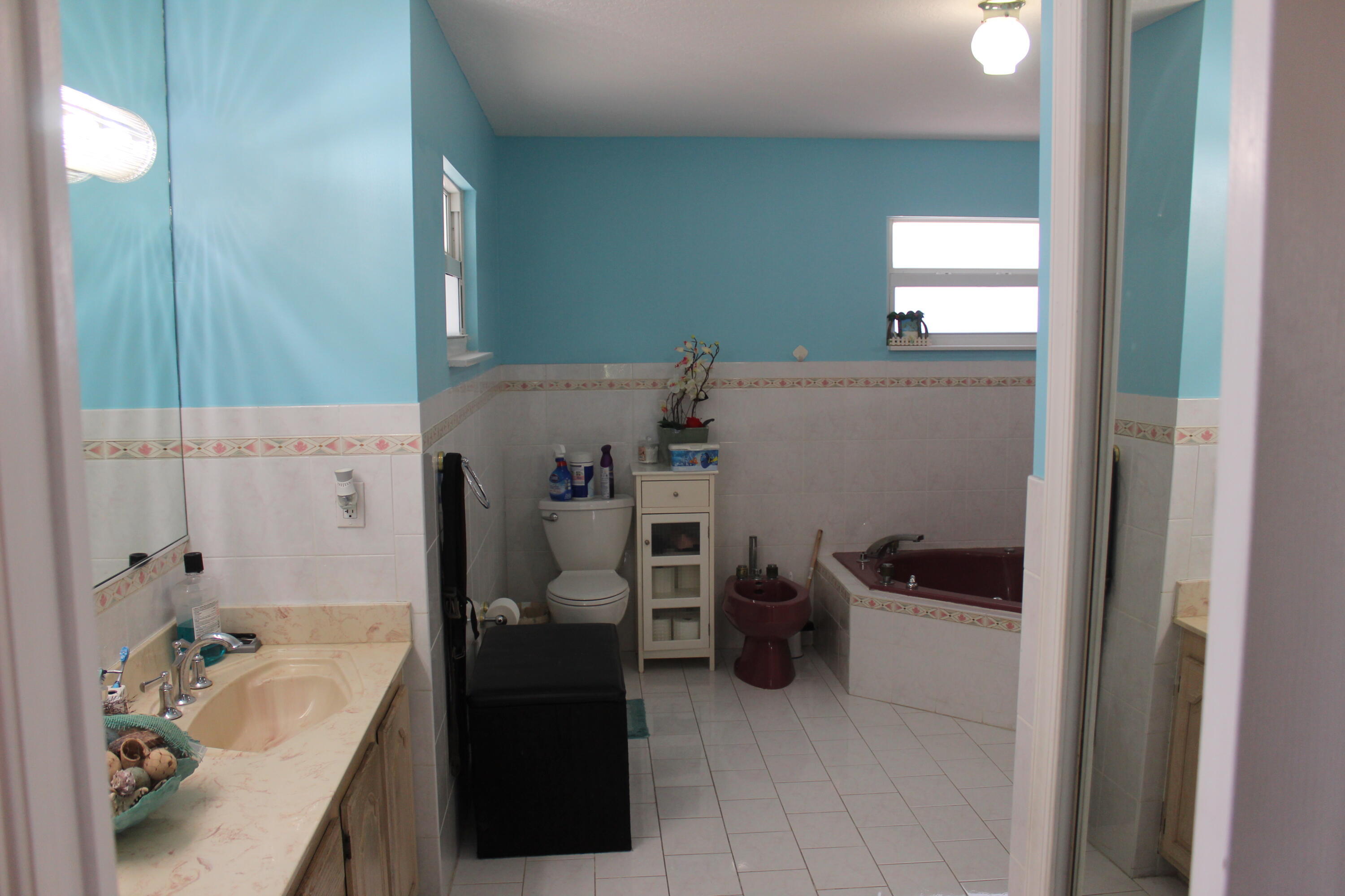 13847 Geranium Place Wellington, FL 33414 - Photo 35 of 50 a bathroom with a bathtub sink and toilet