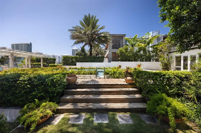 $10,950,000 | 5215 Pine Tree Drive, Miami Beach, FL 33140