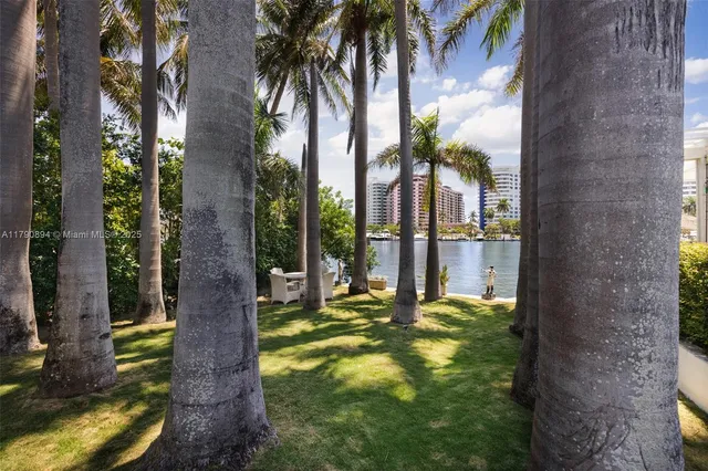 $10,950,000 | 5215 Pine Tree Drive, Miami Beach, FL 33140