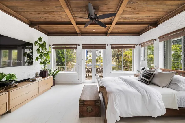 $10,950,000 | 5215 Pine Tree Drive, Miami Beach, FL 33140