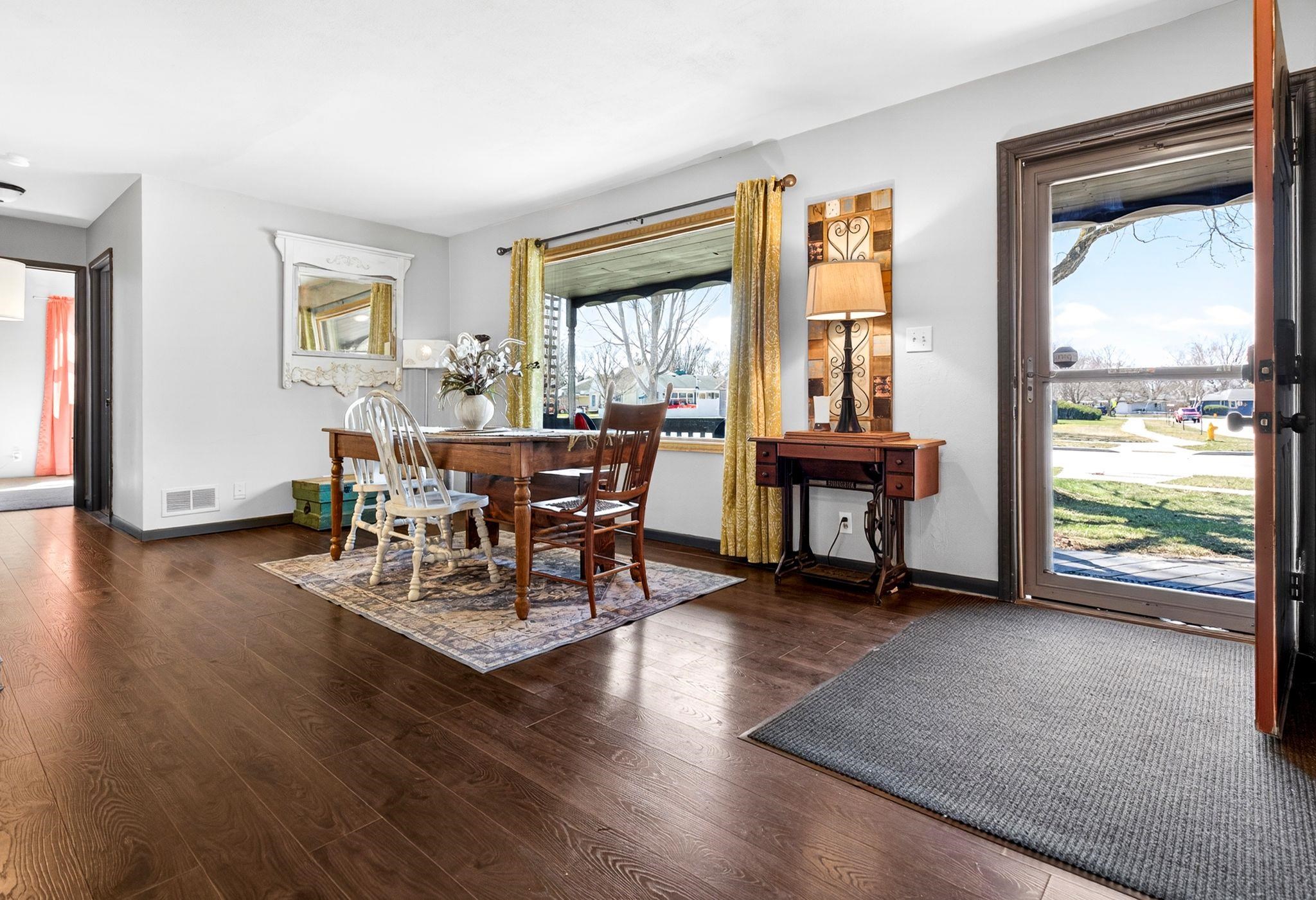 712 Chestnut Street Neenah, WI 54956 - Photo 2 of 26