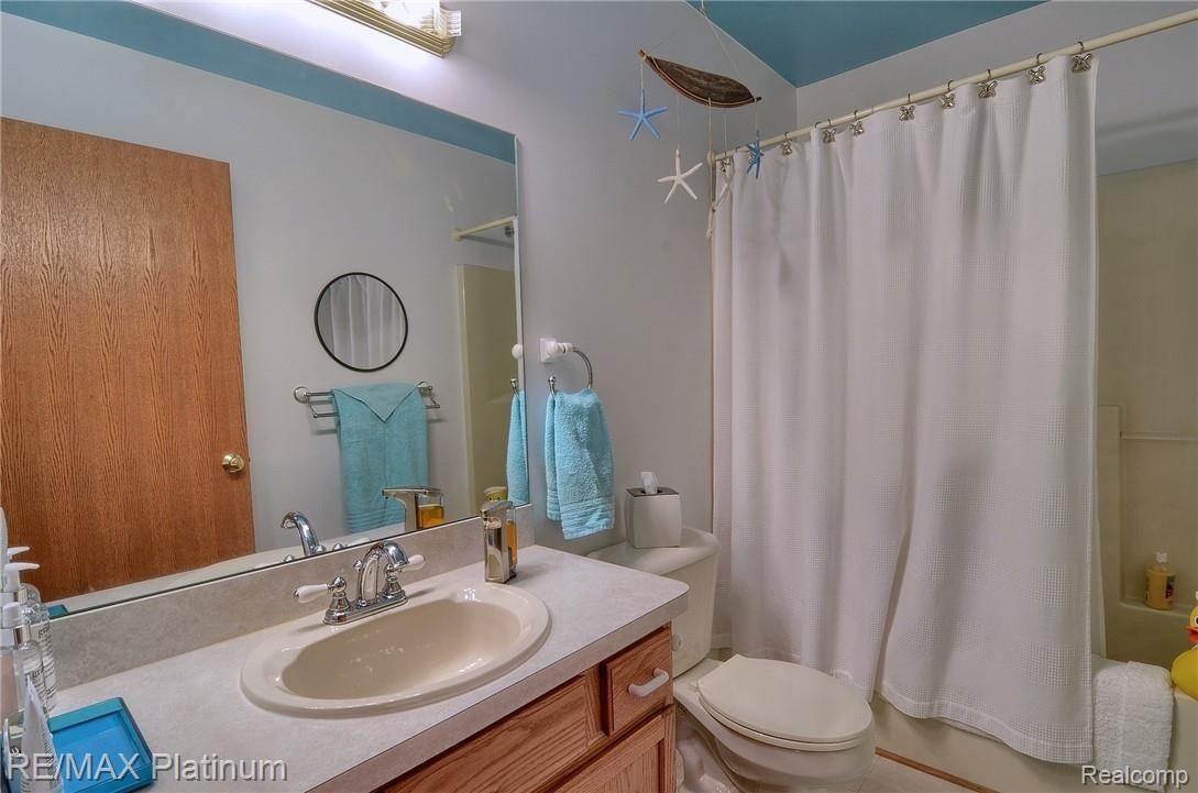 16420 Ridgeview Court Holly, MI 48442 - Photo 20 of 30 Bathroom.jpg