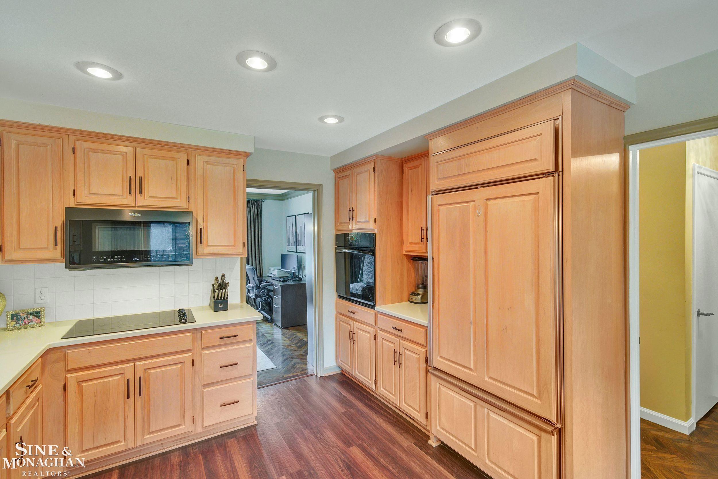 1886 Severn Road Grosse Pointe, MI 48236 - Photo 8 of 38 50147873-a0a0b116-3b47-4181-b439-28727f4d24a7.JPG