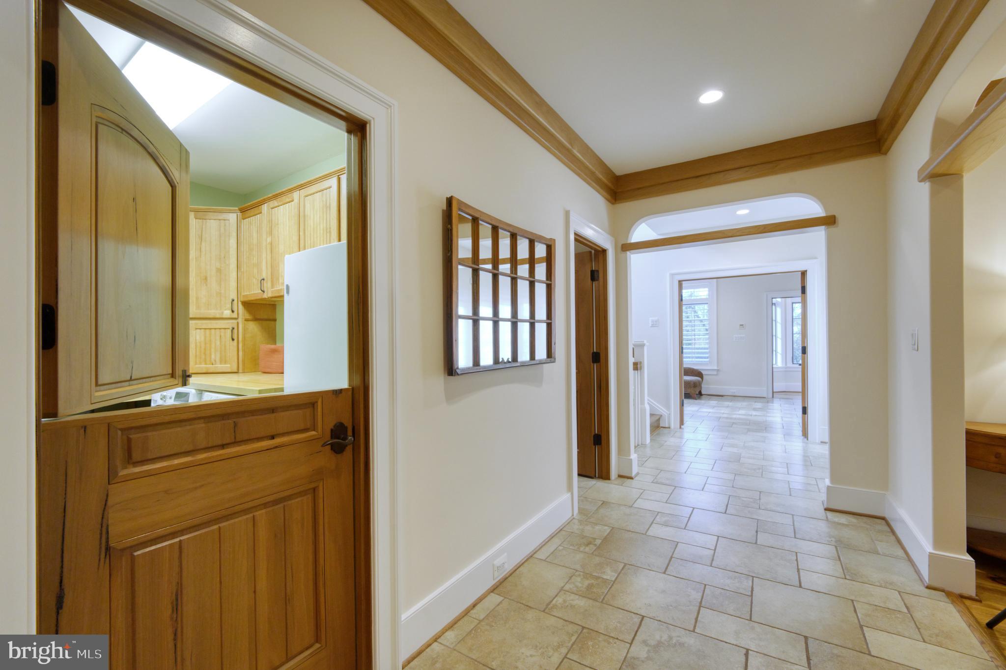 504 Druid Hill Road Northeast Vienna, VA 22180 - Photo 23 of 98 Interior hallway / foyer