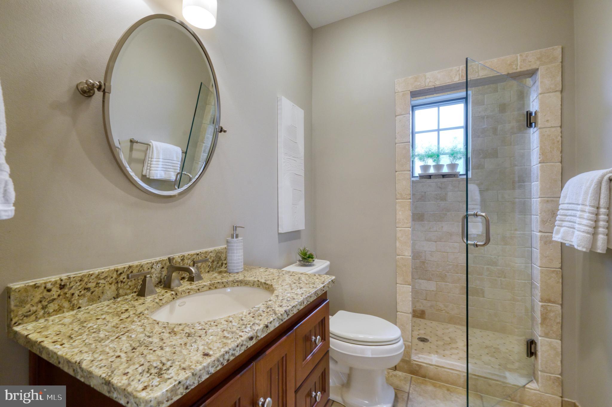 504 Druid Hill Road Northeast Vienna, VA 22180 - Photo 28 of 98 Main-level full bathroom