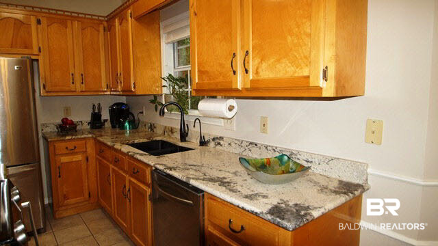 519 West Bay Bluff Daphne, AL 36526 - Photo 7 of 25 Solid Wood Cabinetry and Granite Counter Tops