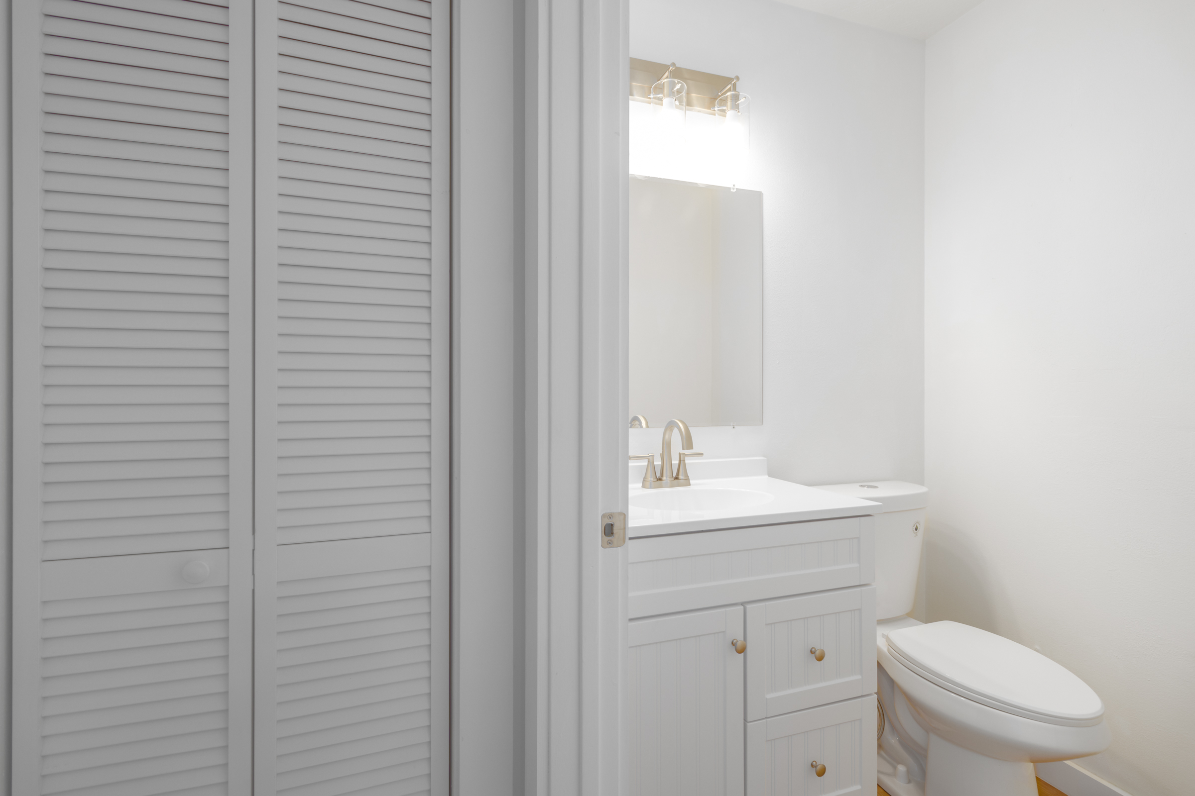 54-2378 Kynnersley Road Kapaau, HI 96755 - Photo 20 of 24 a bathroom with a toilet a sink and a mirror