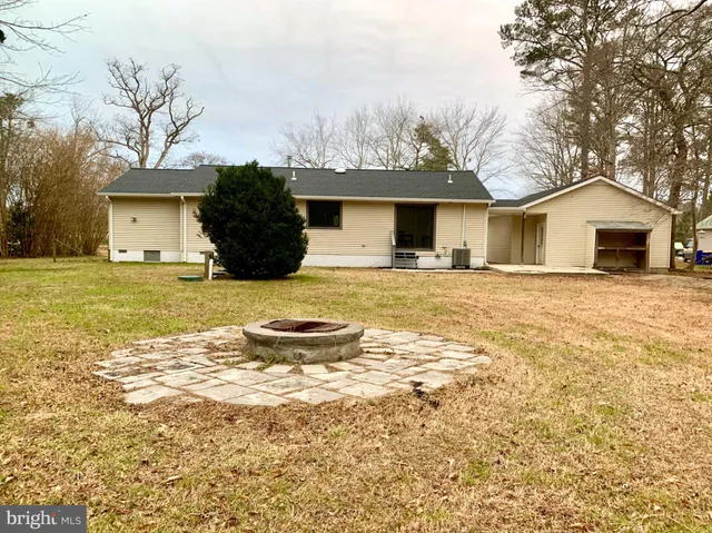a view of a house with a yard and garage