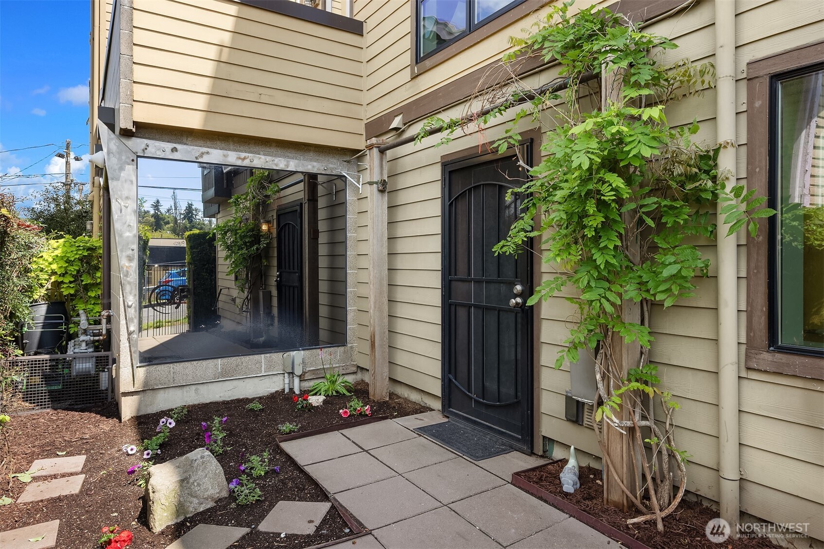 3818 South Hudson Street, Unit A Seattle, WA 98118 - Photo 26 of 31 a front view of a house with a garden