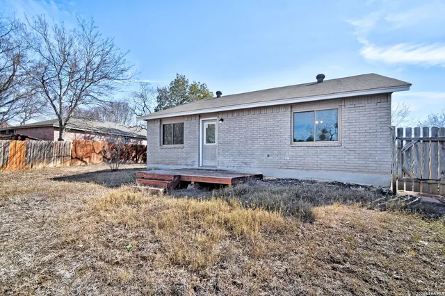 a view of backyard with tree