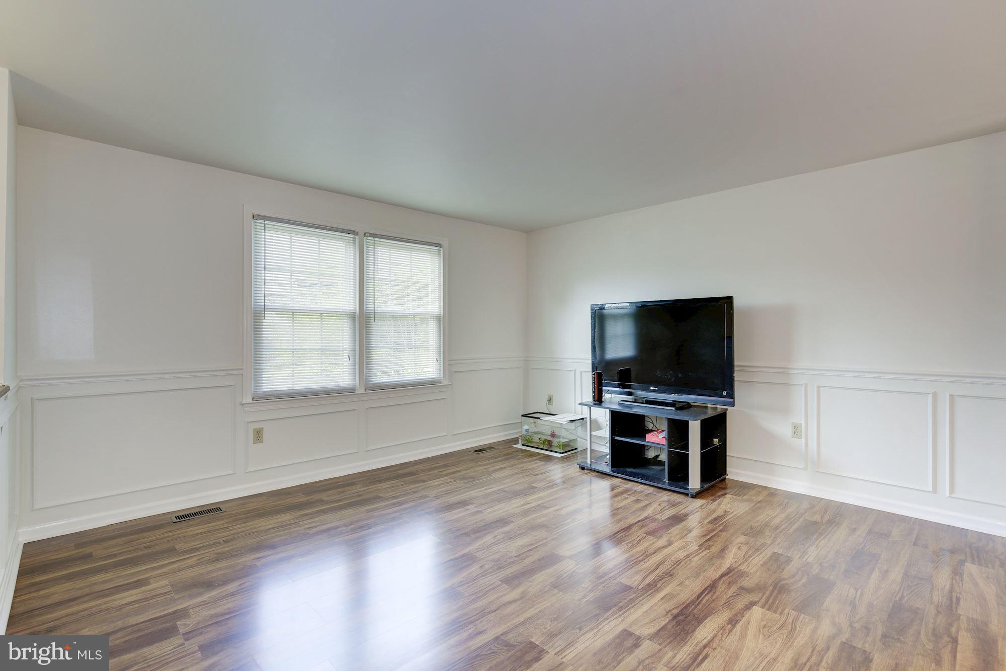 11501 Clopper Road Gaithersburg, MD 20878 - Photo 5 of 30 Living Room