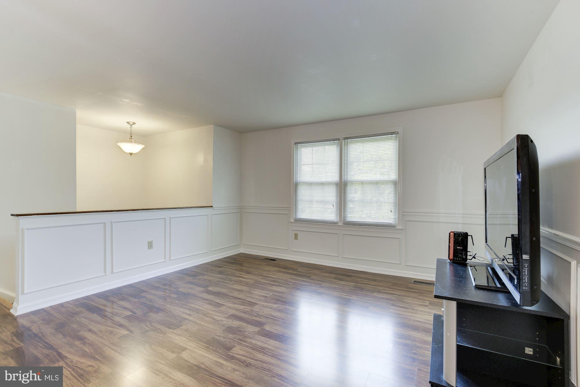 11501 Clopper Road Gaithersburg, MD 20878 - Photo 6 of 30 Living Room