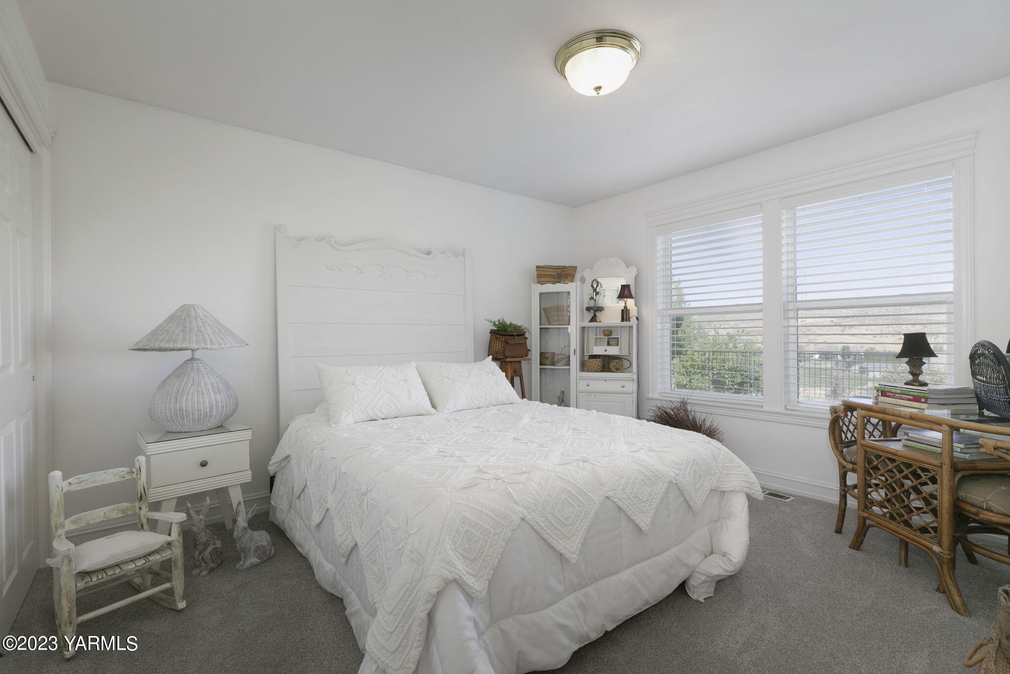 11521 Marble Extension Yakima, WA 98908 - Photo 21 of 40 a bedroom with a bed and a desk