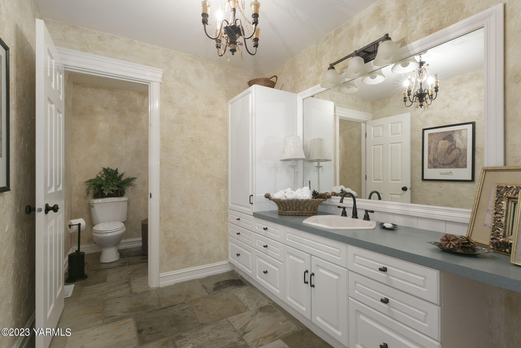 11521 Marble Extension Yakima, WA 98908 - Photo 22 of 40 a spacious bathroom with double vanity a toilet a and mirror