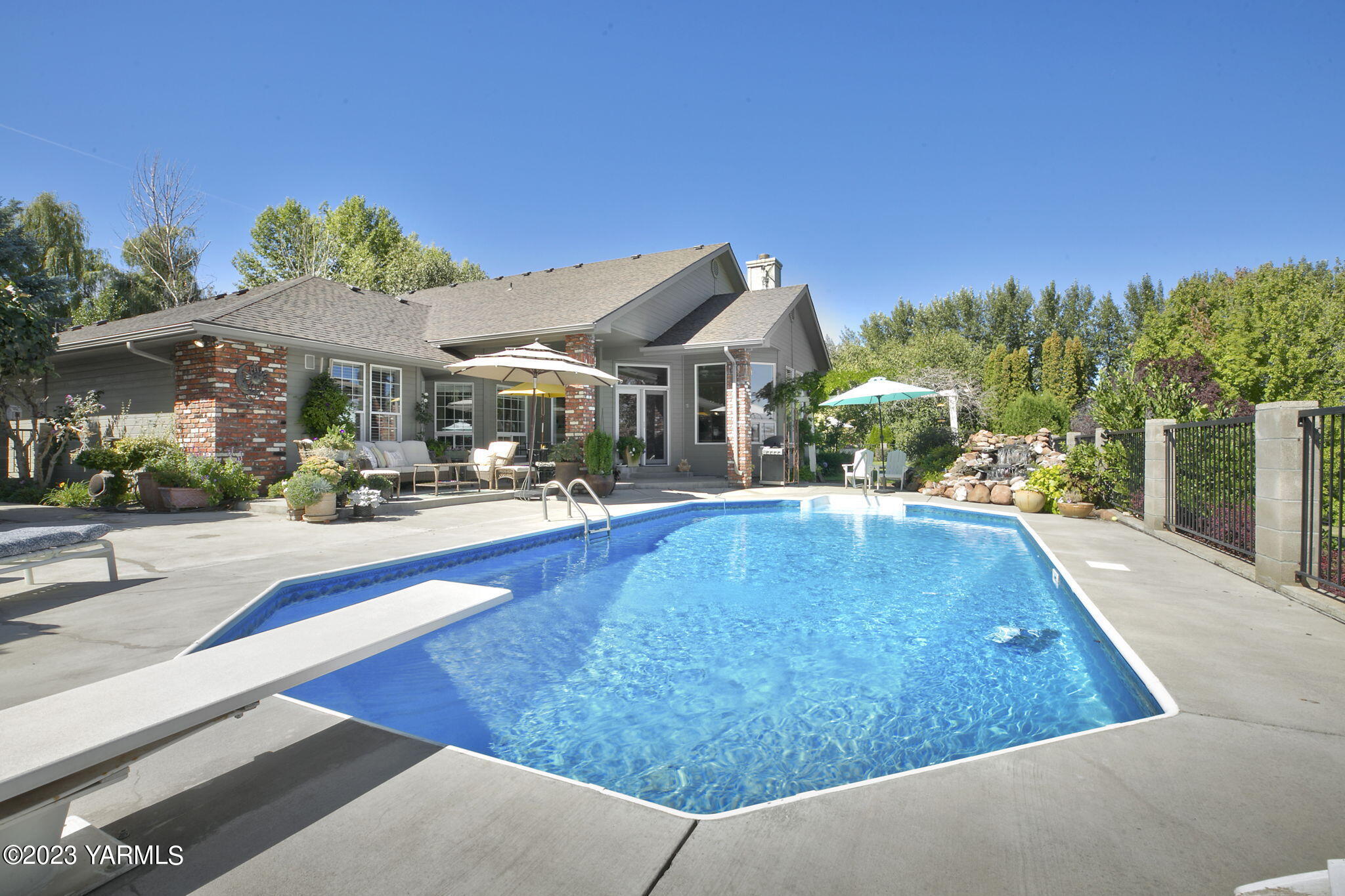 11521 Marble Extension Yakima, WA 98908 - Photo 29 of 40 a view of a house with swimming pool and sitting area