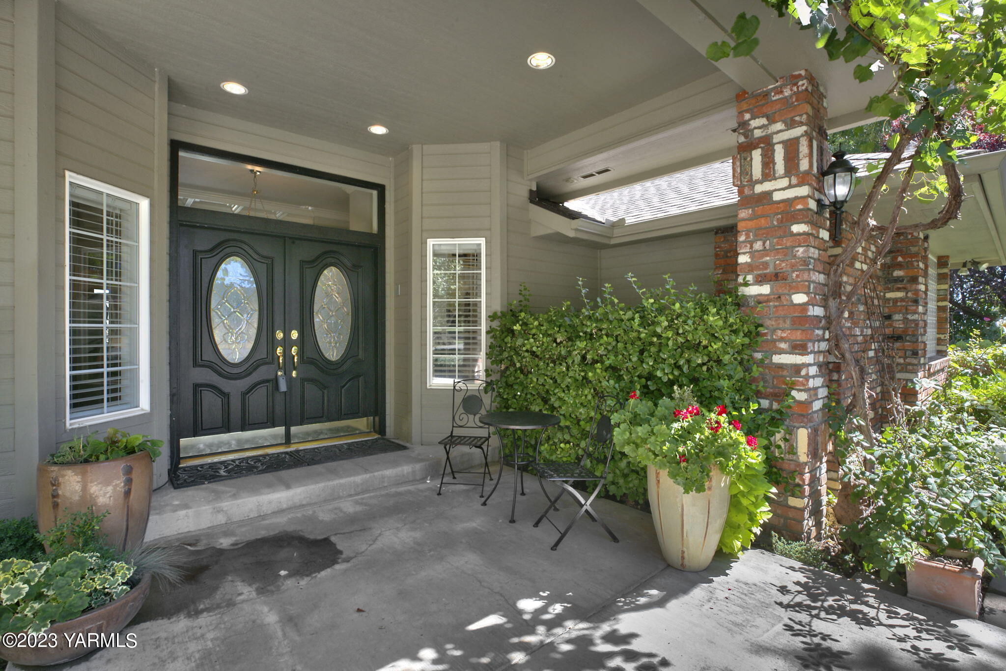 11521 Marble Extension Yakima, WA 98908 - Photo 4 of 40 a front view of a house with garden