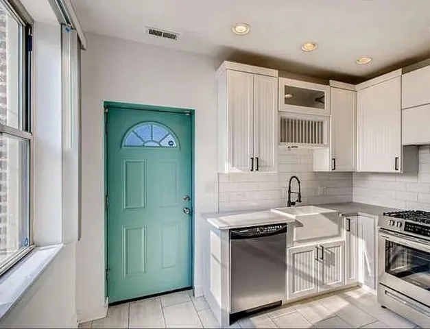 $235,000 | 2306 West Jarvis Avenue, Unit 3, Chicago, IL 60645