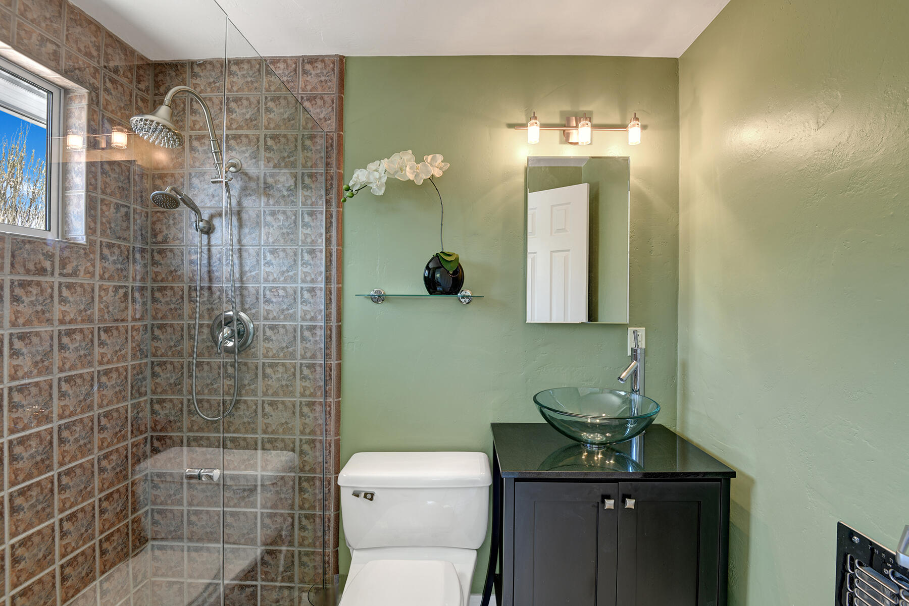 71704 Tunis Road Rancho Mirage, CA 92270 - Photo 21 of 47 a bathroom with a sink a toilet and shower
