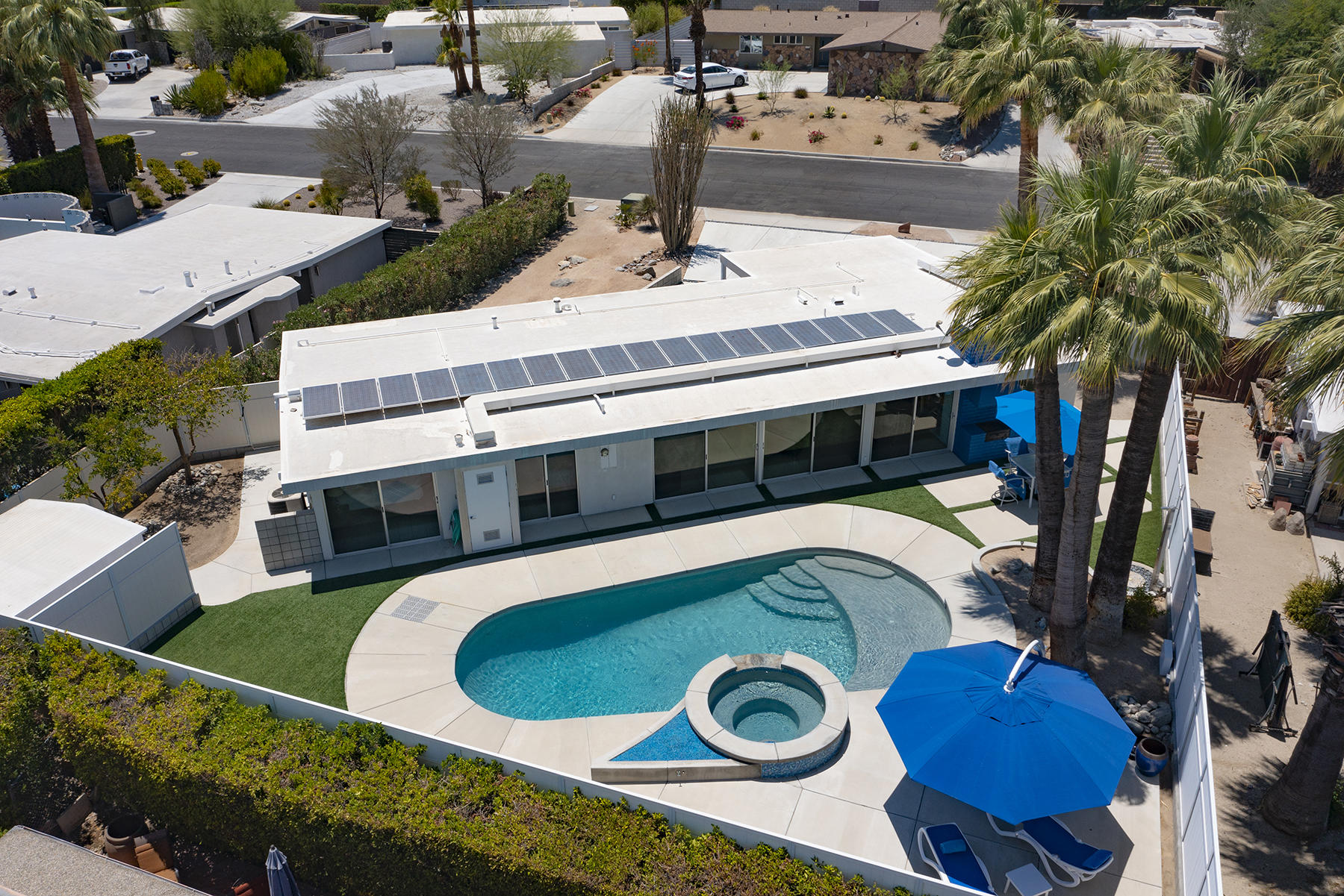 71704 Tunis Road Rancho Mirage, CA 92270 - Photo 5 of 47 a balcony with table and chairs