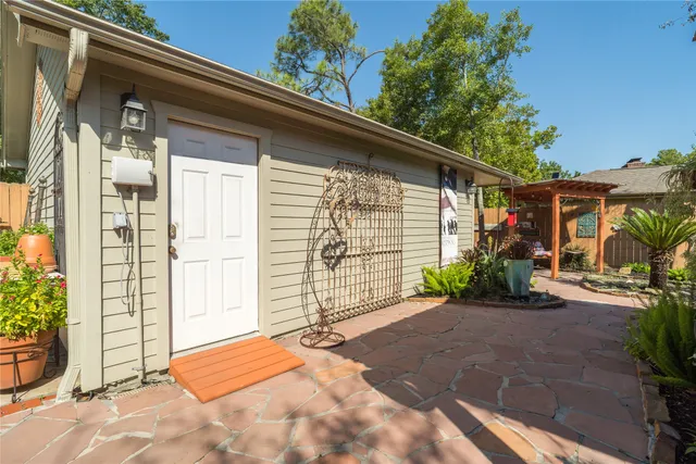 a view of a house with backyard and sitting area
