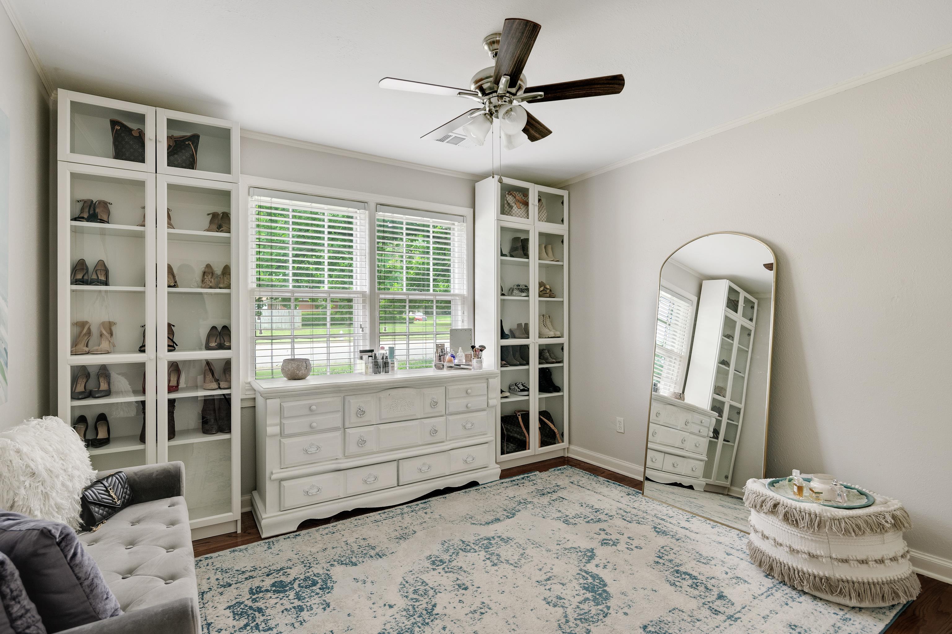 1157 Colonial Road Memphis, TN 38117 - Photo 11 of 25 a living room with furniture