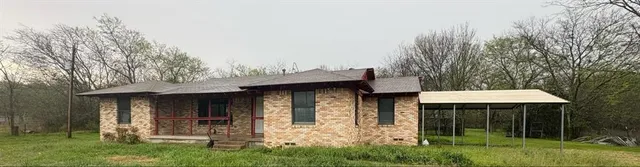 a view of a front of house with a yard